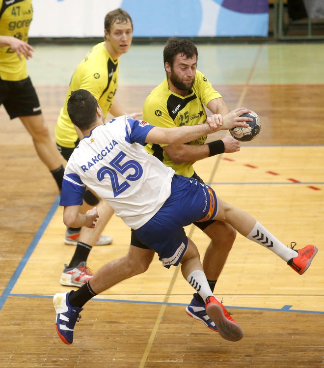 Matic&nbsp;Verdinek (z žogo) je za Gorenje zadel devetkrat. FOTO: Roman Šipić/Delo