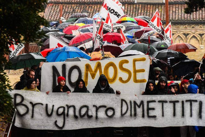 Protestniki so včeraj v Benetkah zahtevali opustitev projekta MOSE in odstop župana. FOTO: Miguel Medina/ Afp