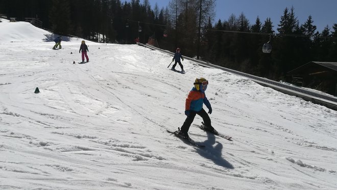 Kljub nepoznavanju jezika so se otroci spretno učili in naučili osnov smučanja. FOTO: Mitja Felc