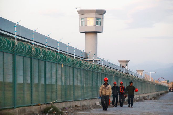 Eno največjih prevzgojnih taborišč v pokrajini Xinjiang je to v Dabanchengu.&nbsp; FOTO: Thomas Peter/ Reuters