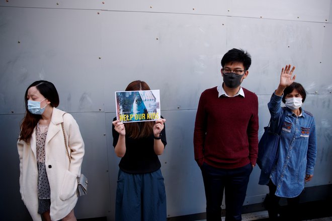 Bodo kitajski funkcionarji tudi nad Hongkonžani izvedli podobno ideološko prevzgojo, kot poteka v Xinjiangu? FOTO: Thomas Peter/Reuters