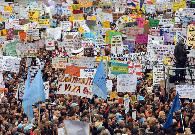 Protestniki so sporočili vladi, da ne bodo odstopili od svojih zahtev. FOTO: Denis Lovrovic/Afp