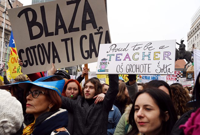 Na Trgu bana Jelačića v Zagrebu se je zbralo več kot 20.000 prosvetnih delavcev. FOTO: Denis Lovrovic/Afp