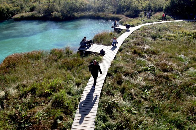 Sprehodi ob smrdeči in umazani mlakuži ne bi bili prijetni. FOTO: Roman Šipić/Delo