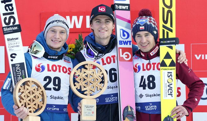 Anže Lanišek (levo) je v Visli zaostal le za norveškim zmagovalcem Danielom Andrejem Tandejem. Na odru za najboljše jima je družbo delal tretjeuvrščeni Poljak Kamil Stoch (desno). FOTO: AFP