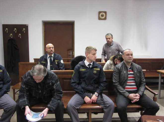 V prvi vrsti sta Jože Cank (levo) in Robert Mramor, oba obtožena tako trgovine z ljudmi kot tudi zlorabe prostitucije. Oba sta v priporu. FOTO: Špela Kuralt/Delo