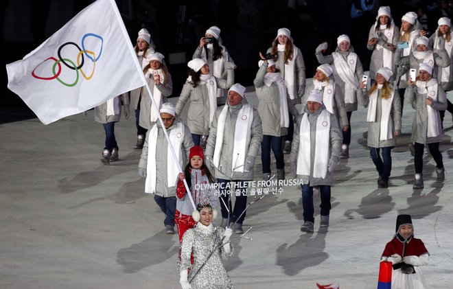 Rusi so na uvodni slovesnosti zadnjih zimskih iger v Pjongčangu prikorakali brez nacionalnih simbolov. FOTO: Matej Družnik/Delo