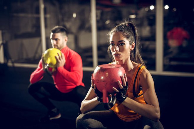 Če želimo trenirati mišično moč, izvajamo kompleksne vaje za moč v malo ponovitvah. Foto. Shutterstock