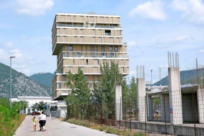 V soseski Majske poljane bo v prihodnjih treh letih zgrajenih 142 stanovanj. Družbi Primorje je uspelo zgraditi le enega od načrtovanih stolpičev. FOTO: Stoja Trade