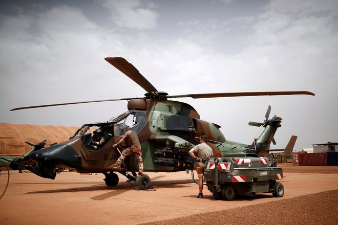 Helikopter tipa tiger pred vzletom. FOTO: Benoît Tessier/Reuters