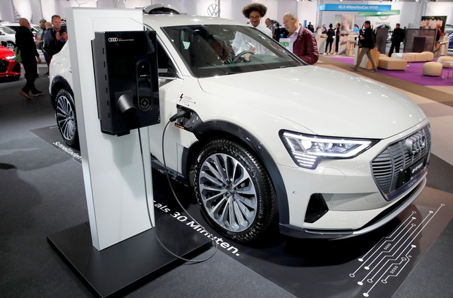 Audi e-tron je eden prvih električnih modelov te znamke, za krepitev naložb v tovrstni pogon bodo morali krčiti drugo delovno silo.<br />
Foto Reuters