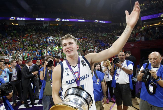 Luka Dončić je doslej igral za Slovenijo le na EP 2017, na katerem je osvojil zlato kolajno in se uvrstil v elitno peterko. Foto Blaž Samec