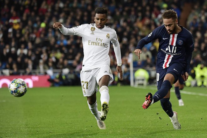 Brazilski zvezdnik Neymar (desno) je po skoraj dveh mesecih spet zaigral za Paris Saint-Germain. FOTO: AFP