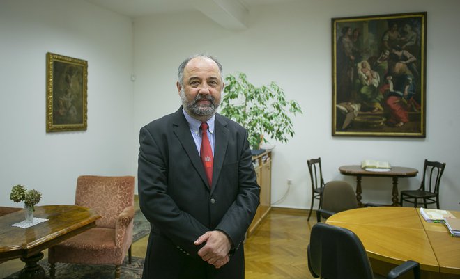 Dr. Robert Petkovšek, dekan teološke fakultete, napoveduje študijski odziv na tehnološke izzive. FOTO: Jože Suhadolnik/Delo