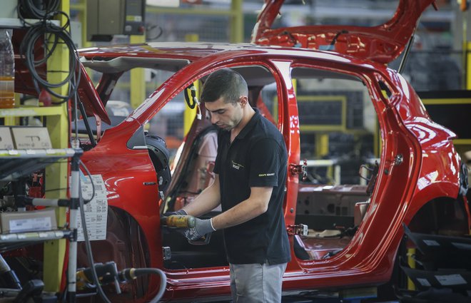 Najbolj izpostavljeni v prihodnjem letu bodo avtomobilska industrija, logistika, promet in kovinska industrija. FOTO: Jože Suhadolnik/Delo