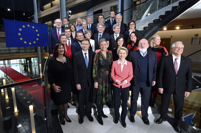 Nova evropska komisija pod vodstvom Ursule von der Leyen je bila, skladno s pričakovanji, gladko izvoljena. FOTO: Frederick Florin/AFP