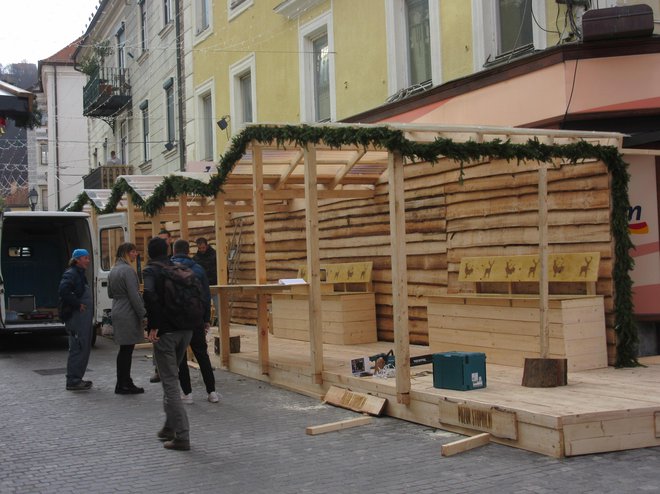 Sredi mesta raste odprta smučarska koča. FOTO: Špela Kuralt/Delo