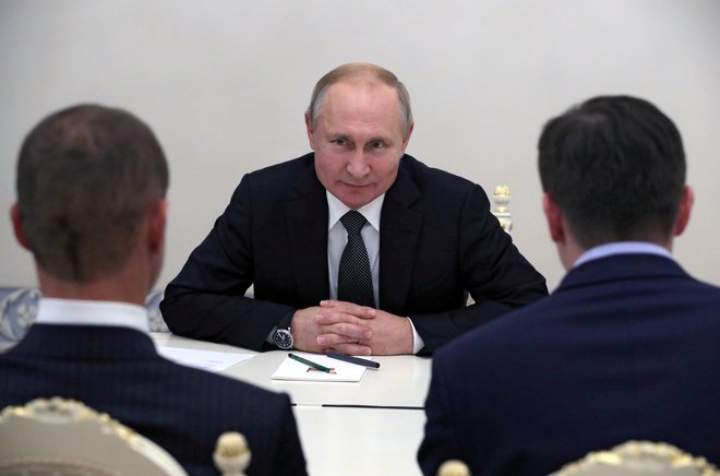 Prednik Rusije Vladimir Putin je v svoji rezidenci v St. Peterburgu sprejel predsednika Uefa Aleksandra Čeferina. FOTO: Reuters