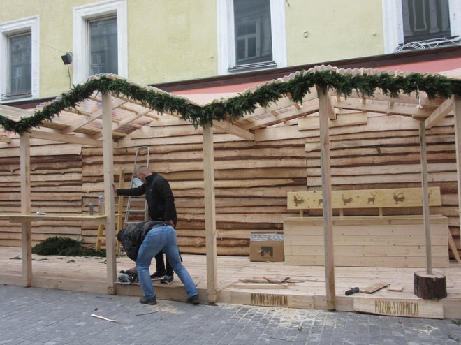 Gostinstvo na zvezdi naj bi bilo tokrat odprto do 6. januarja 2020, ko se bodo ugasnile tudi praznične luči. Foto Špela Kuralt/Delo