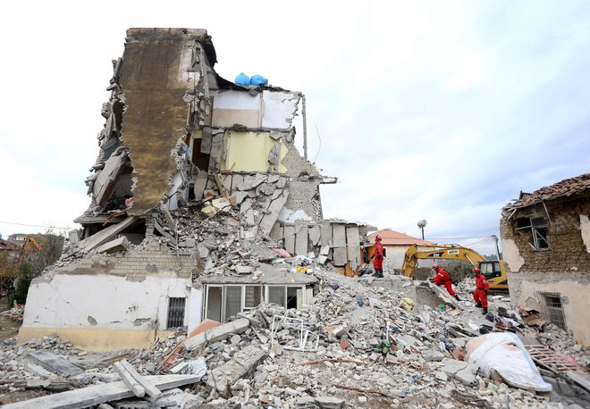 Na zahodu Albanije so se tla stresla v torek ob 03.54. FOTO: Gent Shkullaku/AFP