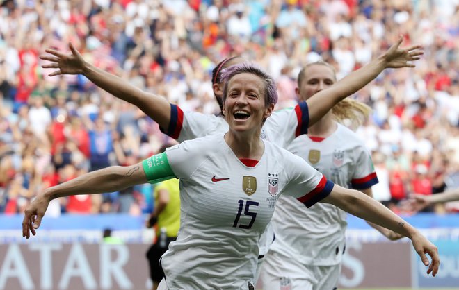 Megan Rapinoe, ki je letos postala novi obraz boja za enakopravnost, se je s soigralkami razveselila naslova svetovnih prvakinj. FOTO: Reuters