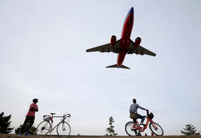 Razmere za letalsko industrijo so zahtevne, povečujejo se denimo stroški za gorivo. Foto Reuters