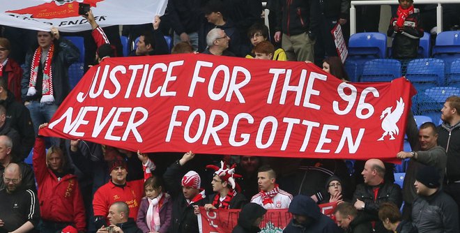 Navijači Liverpoola zahtevajo pravico za 96 žrtev tragedije na Hillsboroughu. FOTO: AFP