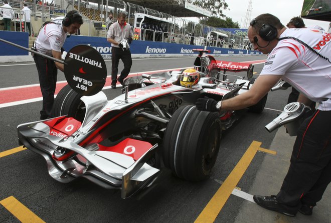 Številni asi so šli skozi roke McLarna, tudi zvezdnik formule 1 Lewis Hamilton, ki je z McLarnom leta 2008 osvojil svoj prvi naslov svetovnega prvaka v karieri. FOTO: Reuters