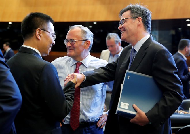 Odnosi med ZDA in Kitajsko bodo odločilni tudi za prihodnost WTO. Na fotografiji: ameriški ambasodor v organizaciji Dennis Shea (desno) in njegov kitajski kolega Xiangchen Zhang. FOTO: Reuters<br />
&nbsp;