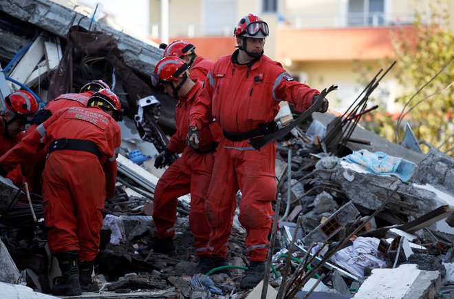 V državi se začenja ocenjevanje škode po rušilnem potresu. FOTO: Florion Goga/Reuters