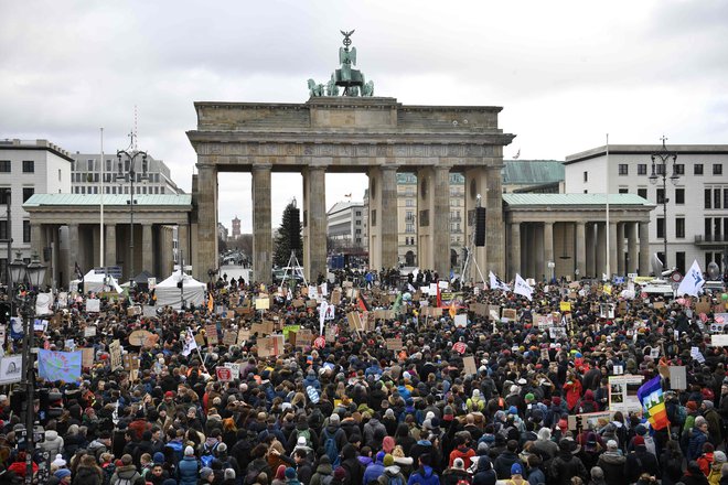 V Berlinu na podnebnem protestu pričakujejo 50.000 protestnikov. FOTO: John Macdougall/AFP