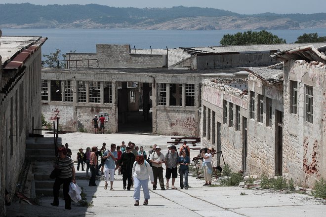 Obiskovalci Golega otoka zdaj ne dobijo vpogleda v realnost nekdanjega taborišča. FOTO: Matej Družnik