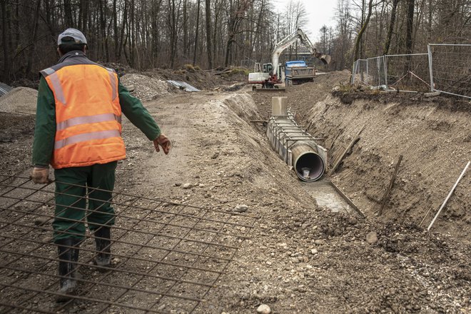 Gradnja kanalizacijskega kanala C0 na trasi ob Savi sproža vse več ugibanj. FOTO: Voranc Vogel/Delo