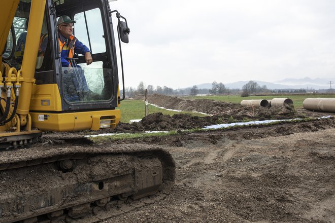 Gradnja kanalizacijskega kanala ob Savi. FOTO: Voranc Vogel/Delo