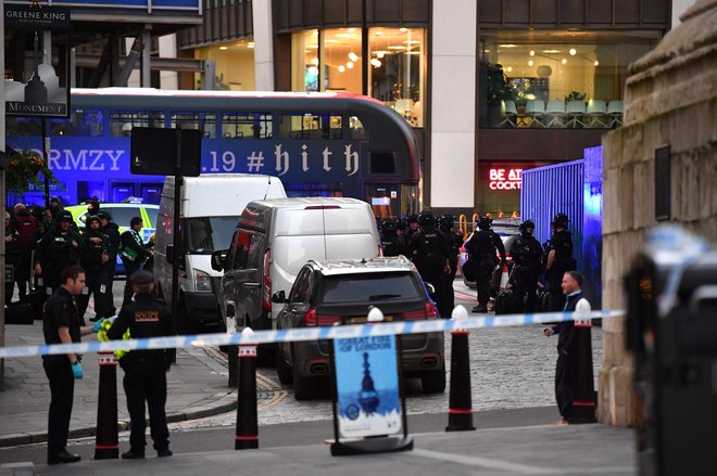 Londonska policija današnji dogodek na Londonskem mostu obravnava kot terorističnega. FOTO: Ben Stansall/AFP