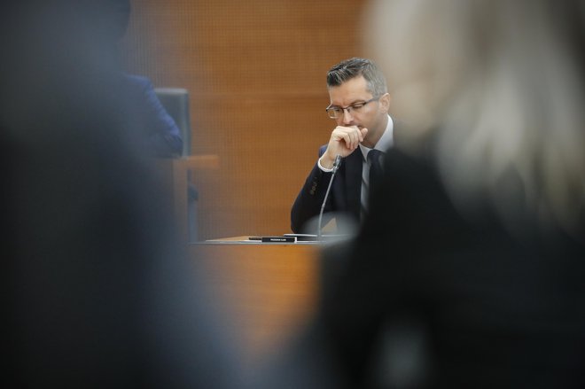 Premier Marjan Šarec bo moral še krepko razmisliti, kako poenotiti koalicijske partnerje in se izogniti novim aferam. Foto: Uroš Hočevar/Delo