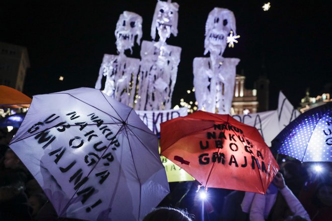 Protest mladih za podnebne pravičnost proti potrošništvu in črnemu petku med slavnostnim prižiganjem novoletnih lučk v Ljubljani. FOTO: Uroš Hočevar/Delo