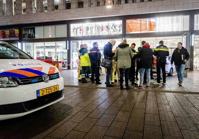 Napad z nožem se je zgodaj popoldne zgodil v Londonu, zvečer pa še v Haagu. FOTO: Sem Van Der Wal/AFP