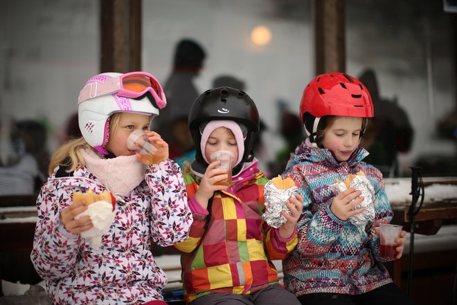 V svojih osnovnošolskih časih sem po pouku kukala skozi okno, kdaj se bo končno kdo pojavil na igrišču (na Robindvoru). Foto: Jure Eržen/Delo