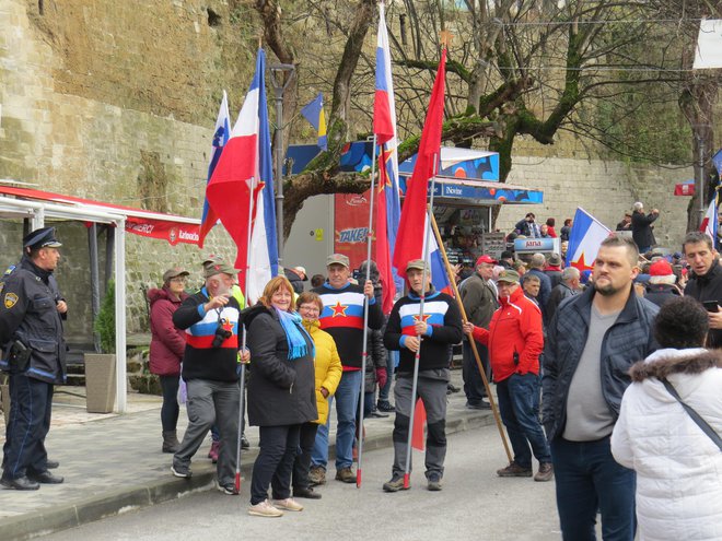 Skupina slovenskih privržencev bratstva in enotnosti. FOTO: Bojan Rajšek/Delo