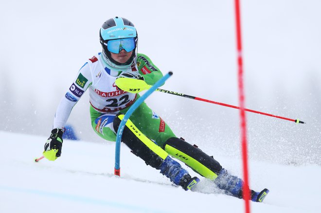 Kranjskogorka Meta Hrovat je včeraj z 10. mestom v veleslalomu osvojila prve točke za svetovni pokal v tej sezoni, nato pa danes v slalomu odstopila še tretjič v tej sezoni. FOTO: Reuters