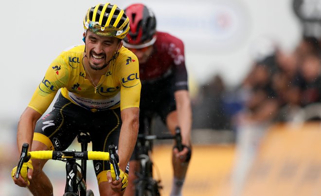 Julian Alaphilippe je požel velike simpatije rojakov v boju za rumeno majico, ki jo je nosil 14 dni in jo naposled izgubil. Kljub temu so ga razglasili za kolesarja leta. FOTO: Reuters