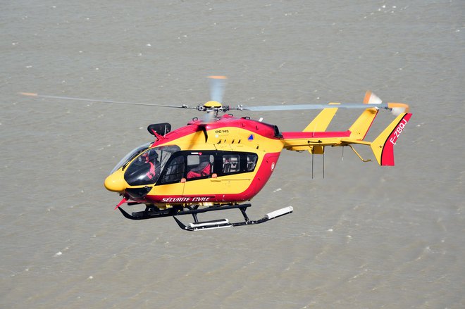 Takšen helikopter francoske civilne zaščite EC145 se je ponoči zrušil v okolici Marseilla. FOTO: Damien Meyer/ Afp