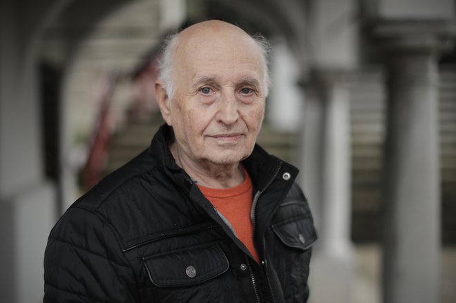 Vlado Čermak še vedno rad prebira tujo strokovno literaturo in jo prevaja za nov trenerski rod.<br />
Foto Uroš Hočevar