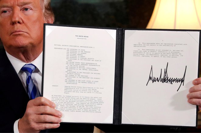 Ameriški predsednik Donald Trump je maja lani napovedal začetek umika ZDA iz iranskega jedrskega dogovora. FOTO: Jonathan Ernst/ Reuters