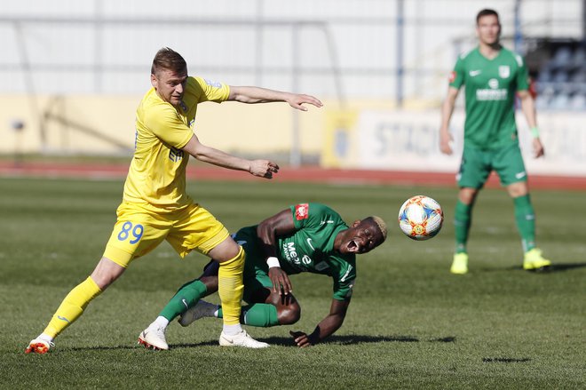 Slobodan Vuk (levo) bo imel v ljubljanskem branilcu Magnyju Bagnacku sila neugodnega tekmeca. FOTO: Leon Vidic/delo