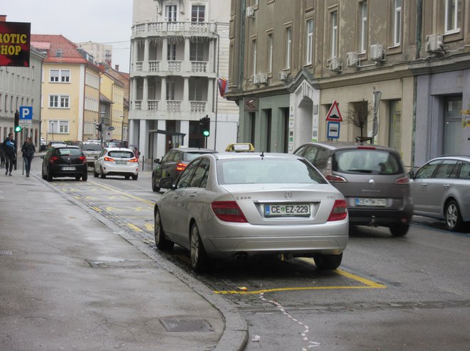 Šest parkirnih mest na Cankarjevi ulici je velikokrat praznih, ker po mnenju taksistov niso smiselno umeščena &ndash; cesta je namreč od tu dalje enosmerna. FOTO: Špela Kuralt/Delo