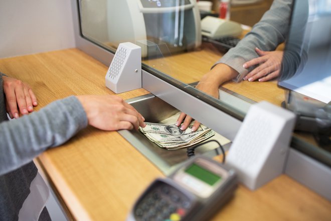 Stranke v bankah so spremenile svoje navade, zato se pred bančnimi okenci ne vijejo več dolge vrste čakajočih. FOTO: Shutterstock