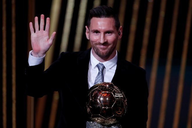 Lionel Messi je ponosno pokazal zlato žogo, toda najbrž še ni pomahal v slovo ... FOTO: Reuters