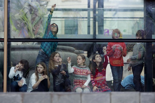 V Narodni galeriji je čečkanje po zidovih strogo prepovedano. Samo včasih na Ta veseli dan kulture temu ni tako. FOTO: Leon Vidic/Delo